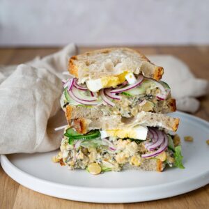 Cette recette de Sandwich Pois Chiche Mayo sera parfaite pour pique nique, à emmener au bureau, ou lors d'un voyage ce été !