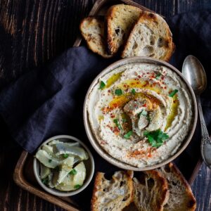 Cette Tartinade d’artichauts vegan est parfaite dans un wrap ou dans un sandwich. Mais aussi avec des bâtonnets de carottes et de concombre