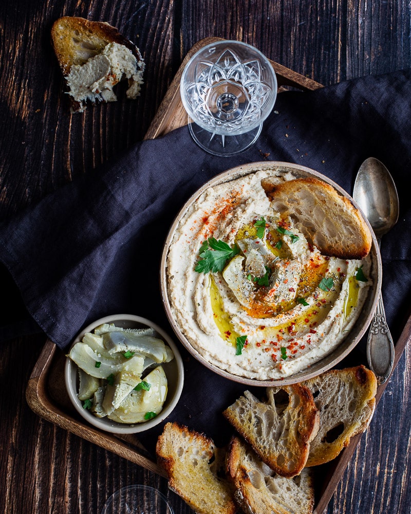Cette Tartinade d’artichauts vegan est parfaite dans un wrap ou dans un sandwich. Mais aussi avec des bâtonnets de carottes et de concombre