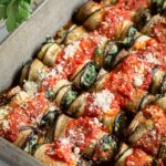 Découvrez cette délicieuse recette d'Aubergines roulées Ricotta et Épinards ! Ce plat végétarien est à la fois joli et rassasiant !