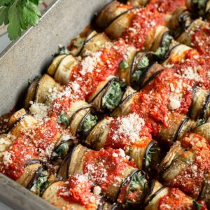 Découvrez cette délicieuse recette d'Aubergines roulées Ricotta et Épinards ! Ce plat végétarien est à la fois joli et rassasiant !