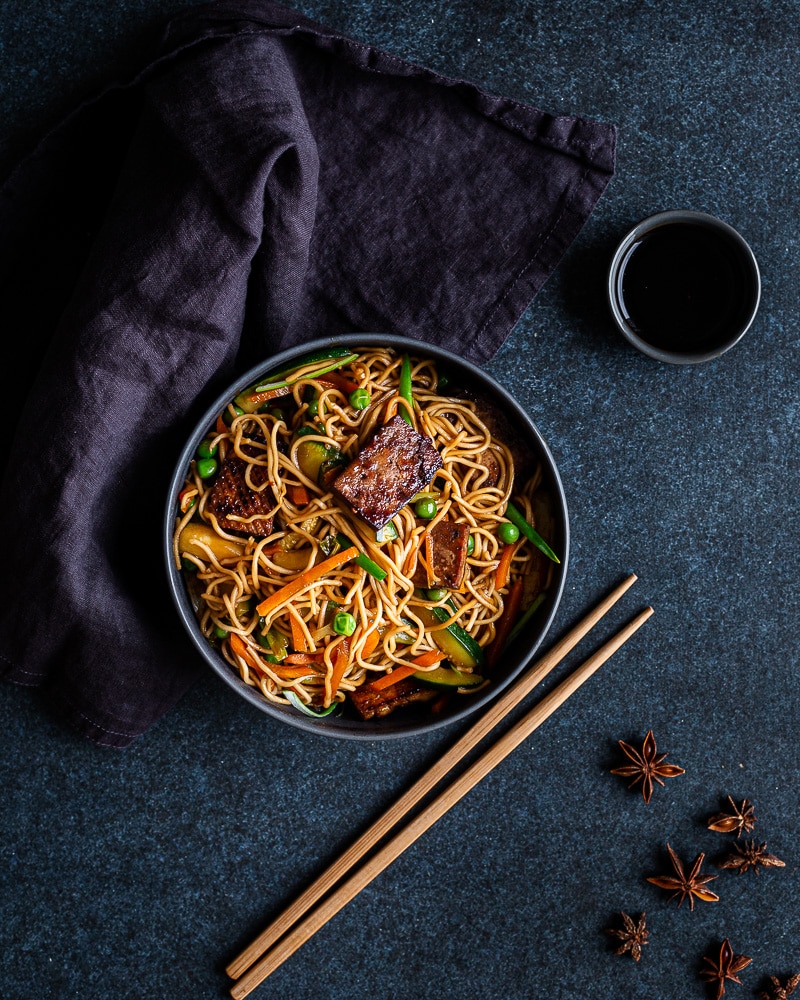 Vous avez déjà goûté des nouilles sautées à l’indonésienne ? Le secret est dans la sauce, super simple à préparer et qui fait la différence !