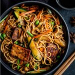 Vous avez déjà goûté des nouilles sautées à l’indonésienne ? Le secret est dans la sauce, super simple à préparer et qui fait la différence !
