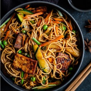 Vous avez déjà goûté des nouilles sautées à l’indonésienne ? Le secret est dans la sauce, super simple à préparer et qui fait la différence !