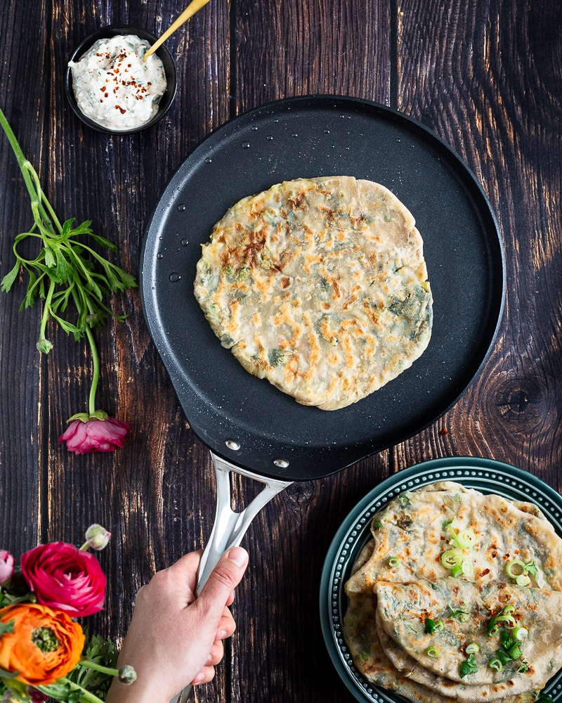 Ces Pains plats aux patates et petits pois, inspirés des parathas indiens ne sont pas compliqués à faire ! 