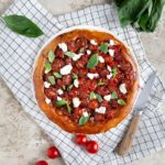 Cette tarte tatin de tomates au vinaigre balsamique est parfaite pour les beaux jours. A la fois simple et savoureuse !