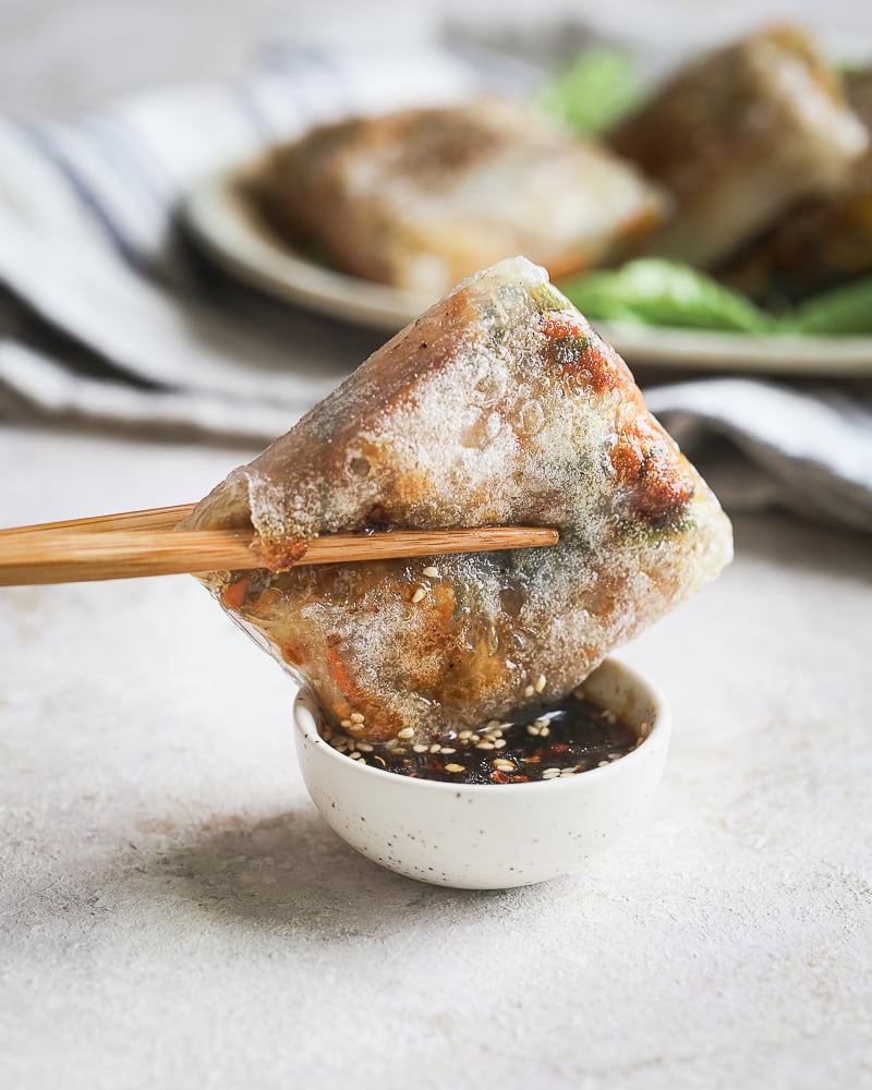 Ces beignets asiatiques faciles et croustillants vont changer votre vie ! Aucune technique de pliage à maitriser ! Et un résultat délicieux !