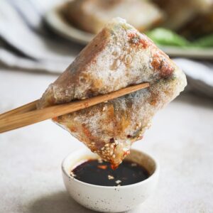 Ces beignets asiatiques faciles et croustillants vont changer votre vie ! Aucune technique de pliage à maitriser ! Et un résultat délicieux !