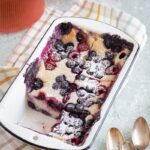 Ce Clafoutis à la coco et fruits rouges est super doux et acidulé ! Sa consistance est réconfortante à souhait :)