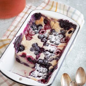 Ce Clafoutis à la coco et fruits rouges est super doux et acidulé ! Sa consistance est réconfortante à souhait :)