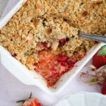 Une recette de Crumble Fraise Rhubarbe toute simple et trop bonne. Légèrement pimpé par l'ajout de flocons d'avoine et d'amandes effilées !