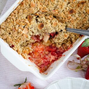 Une recette de Crumble Fraise Rhubarbe toute simple et trop bonne. Légèrement pimpé par l'ajout de flocons d'avoine et d'amandes effilées !