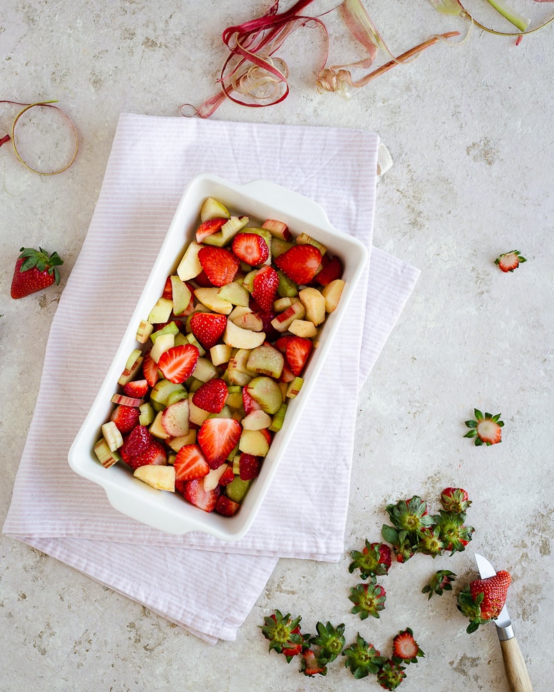 Une recette de Crumble Fraise Rhubarbe toute simple et trop bonne. Légèrement pimpé par l'ajout de flocons d'avoine et d'amandes effilées !