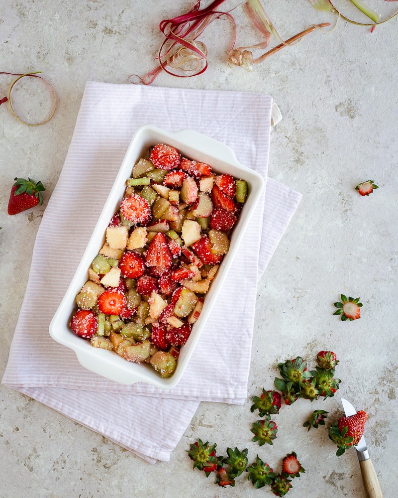Une recette de Crumble Fraise Rhubarbe toute simple et trop bonne. Légèrement pimpé par l'ajout de flocons d'avoine et d'amandes effilées !