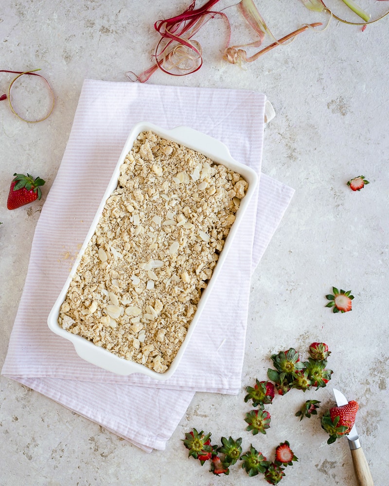Une recette de Crumble Fraise Rhubarbe toute simple et trop bonne. Légèrement pimpé par l'ajout de flocons d'avoine et d'amandes effilées !