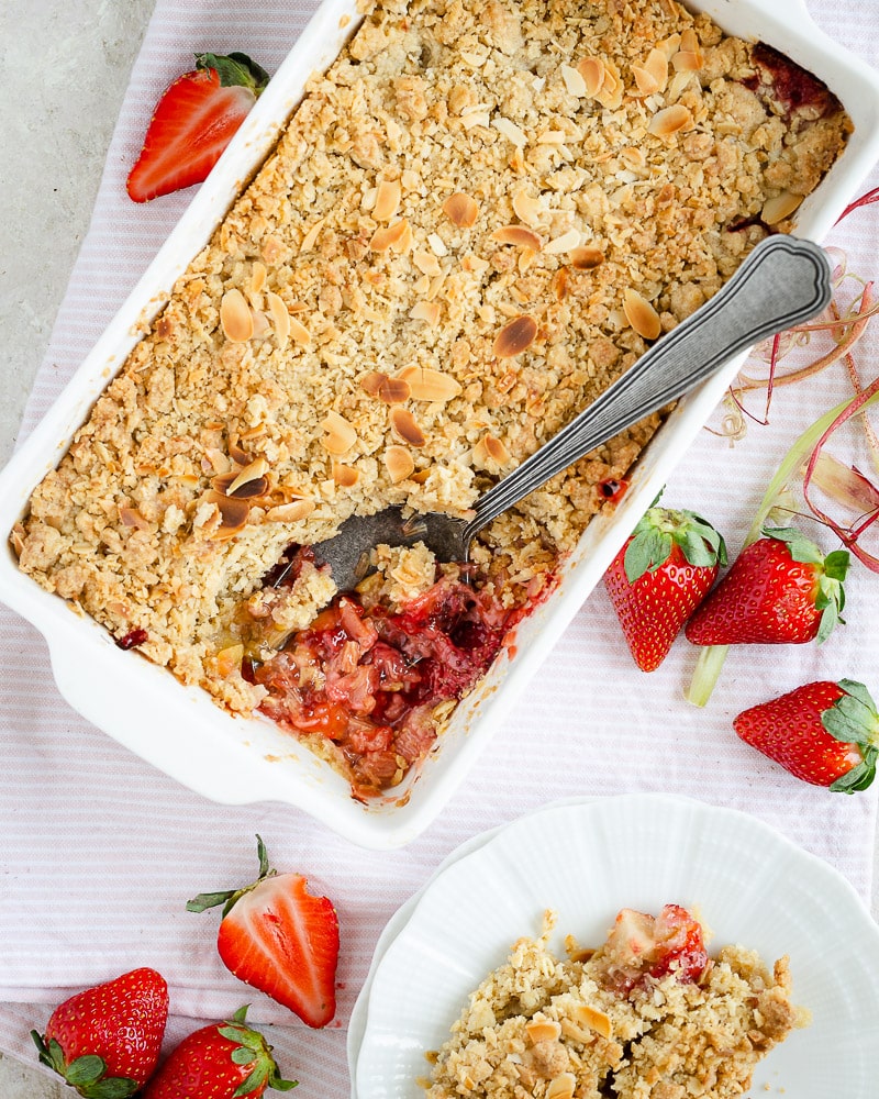 Une recette de Crumble Fraise Rhubarbe toute simple et trop bonne. Légèrement pimpé par l'ajout de flocons d'avoine et d'amandes effilées !