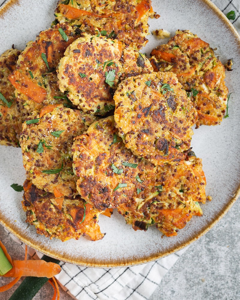 Ces galettes anti-gaspi quinoa et épluchures sont une parfaite recette anti gaspi pour célébrer la journée mondiale de l’environnement !