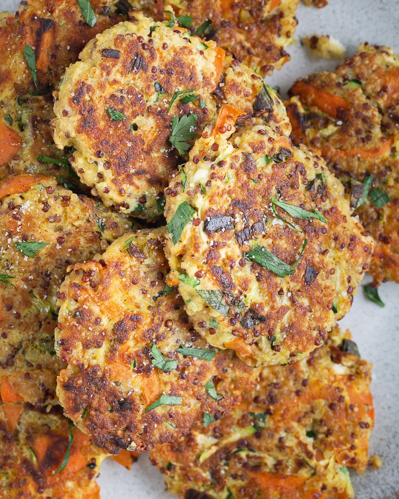 Ces galettes anti-gaspi quinoa et épluchures sont une parfaite recette anti gaspi pour célébrer la journée mondiale de l’environnement !