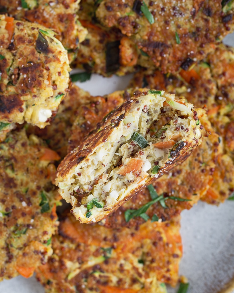 Ces galettes anti-gaspi quinoa et épluchures sont une parfaite recette anti gaspi pour célébrer la journée mondiale de l’environnement !