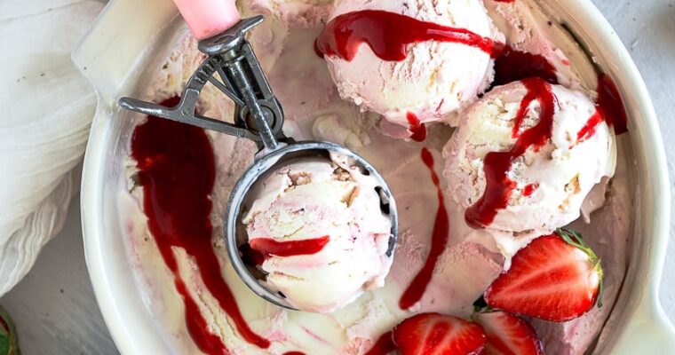 Glace au yaourt grec marbrée au coulis de fraise