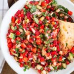 La Salsa à la Fraise et Coriandre est une super option pour changer de la salsa classique en utilisant ce joli fruit de saison :)