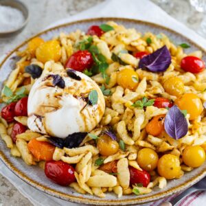 Gros coup de cœur pour cette recette de spaetzle aux tomates cerises ail et burrata ! Les spaetzle sont fondants et croustillants ! Un régal