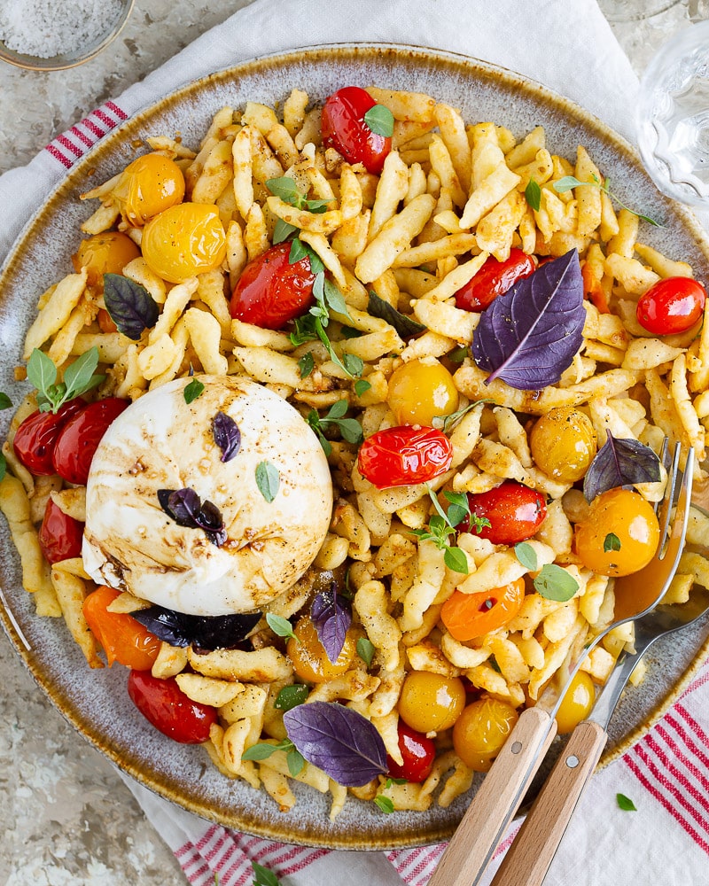 Gros coup de cœur pour cette recette de spaetzle aux tomates cerises ail et burrata ! Les spaetzle sont fondants et croustillants ! Un régal