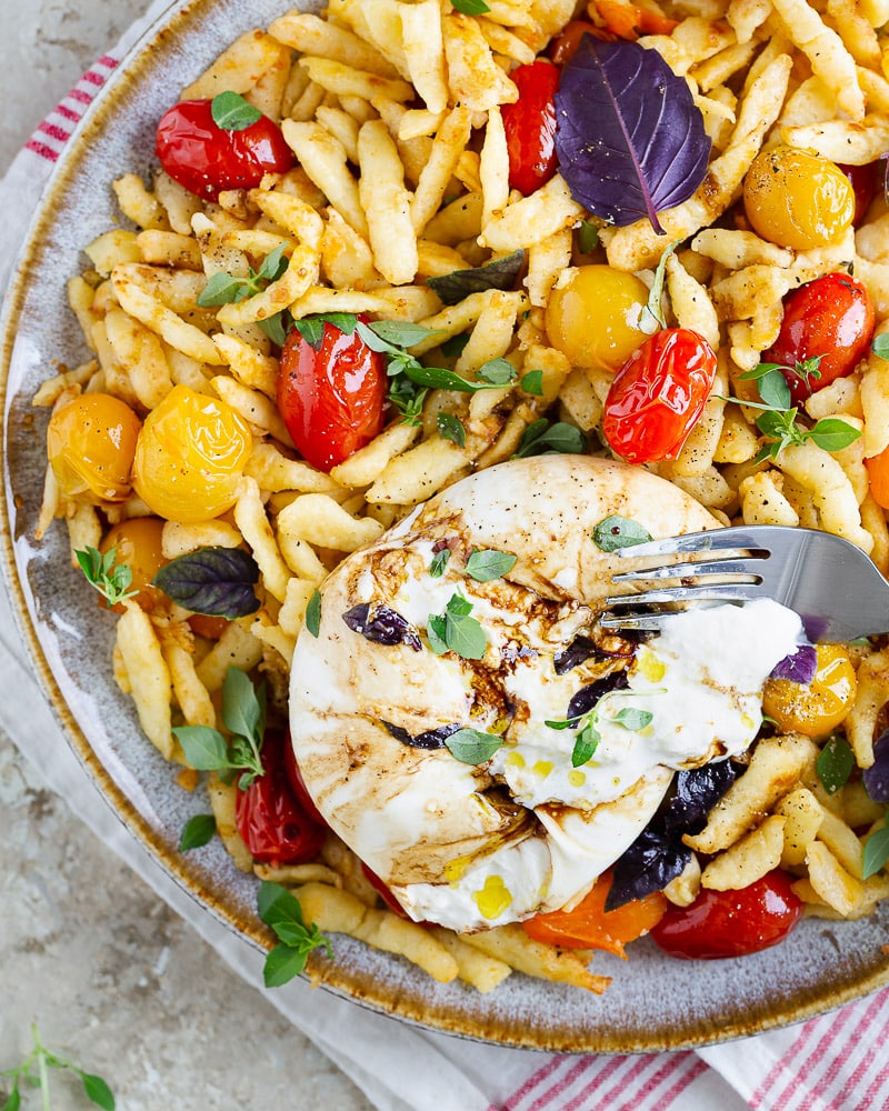 Gros coup de cœur pour cette recette de spaetzle aux tomates cerises ail et burrata ! Les spaetzle sont fondants et croustillants ! Un régal