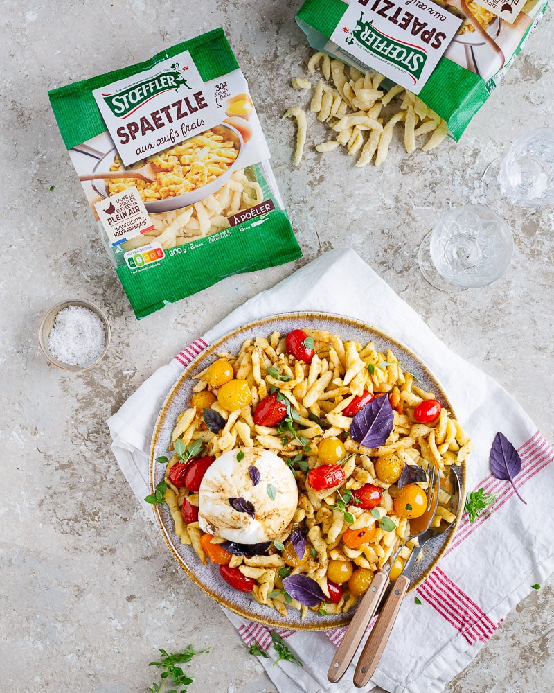 Gros coup de cœur pour cette recette de spaetzle aux tomates cerises ail et burrata ! Les spaetzle sont fondants et croustillants ! Un régal