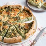 Cette Quiche chèvre et fanes de légumes est une super façon de manger les fanes de nos bottes de légumes !