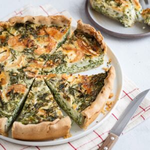 Cette Quiche chèvre et fanes de légumes est une super façon de manger les fanes de nos bottes de légumes !