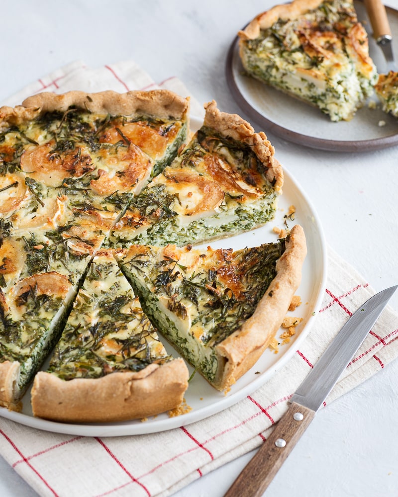 Cette Quiche chèvre et fanes de légumes est une super façon de manger les fanes de nos bottes de légumes !