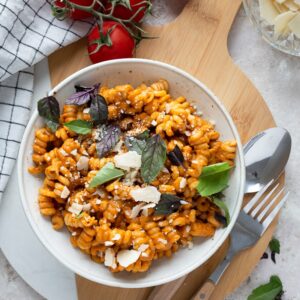 Ces pâtes à la crème de légumes du soleil sont la solution parfaite pour vos pâtes ! Elle est super simple à faire.