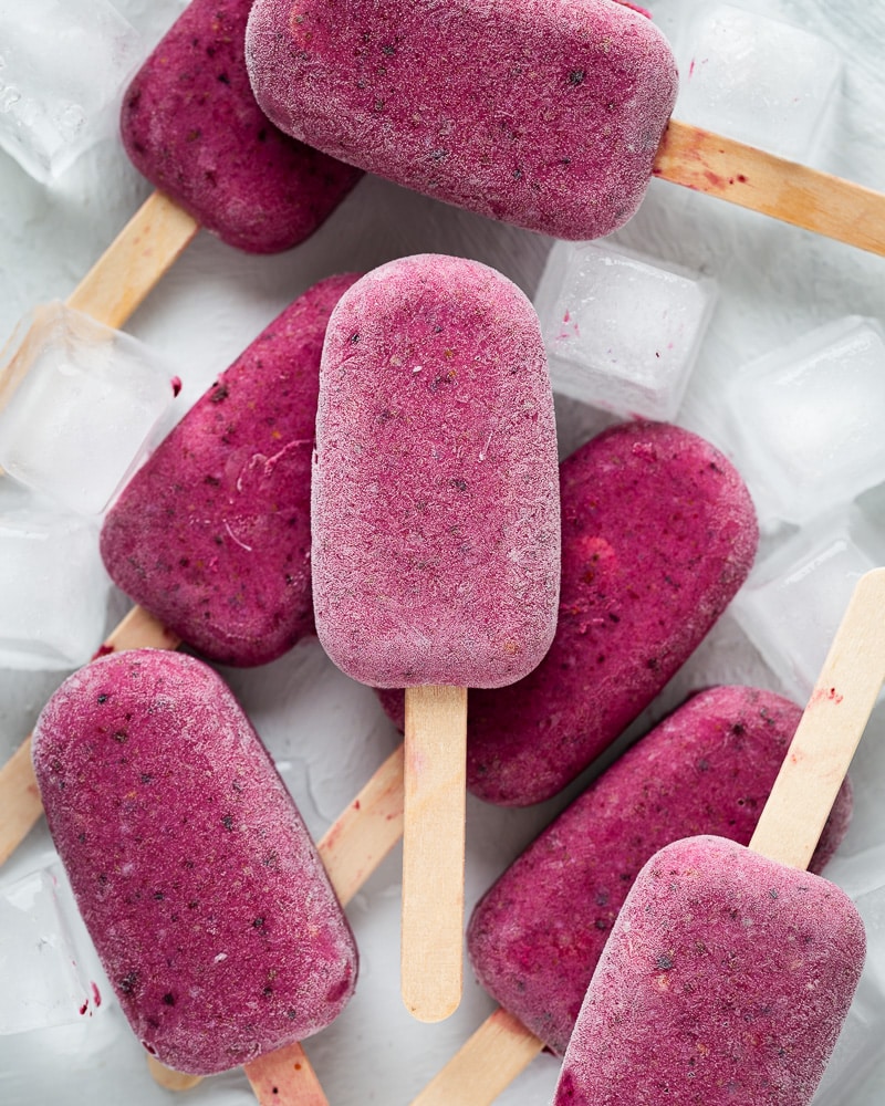 Ces bâtonnets glacés amande et fruits rouges sont un petit encas tout simple à préparer et parfaits pour les fortes chaleurs !