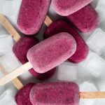 Ces bâtonnets glacés amande et fruits rouges sont un petit encas tout simple à préparer et parfaits pour les fortes chaleurs !