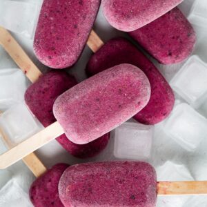Ces bâtonnets glacés amande et fruits rouges sont un petit encas tout simple à préparer et parfaits pour les fortes chaleurs !