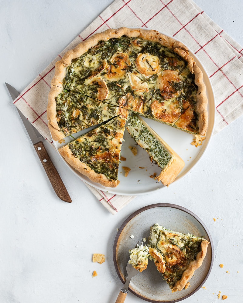 Cette Quiche chèvre et fanes de légumes est une super façon de manger les fanes de nos bottes de légumes !