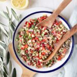 Cette Salade aux Haricots à œil noir est un plat grec typique, parfait pour changer de nos salades habituelles ! Pleine de légumes frais et de légumineuses, elle est simple et saine !