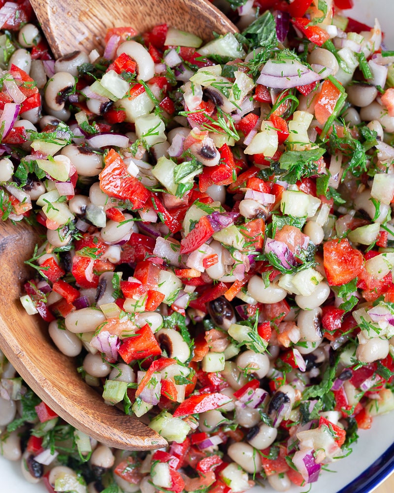 Cette Salade aux Haricots à œil noir est un plat grec typique, parfait pour changer de nos salades habituelles ! Pleine de légumes frais et de légumineuses, elle est simple et saine !