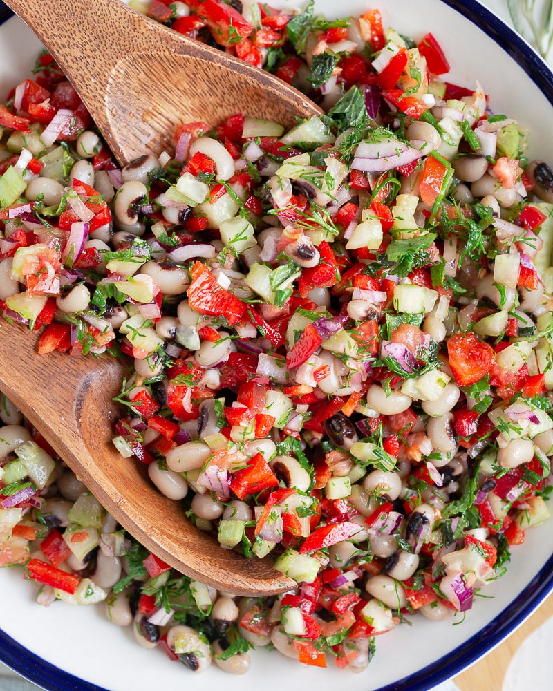 Cette Salade aux Haricots à œil noir est un plat grec typique, parfait pour changer de nos salades habituelles ! Pleine de légumes frais et de légumineuses, elle est simple et saine !