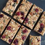 Ces barres énergie sans cuisson aux dattes sont un encas parfait pour les petites faims ! Sans cuisson, elles se préparent en 10 min !