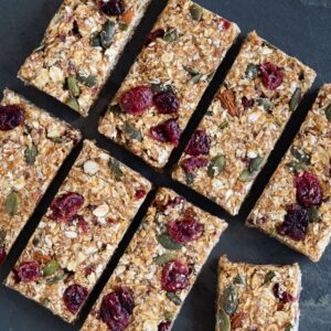 Ces barres énergie sans cuisson aux dattes sont un encas parfait pour les petites faims ! Sans cuisson, elles se préparent en 10 min !