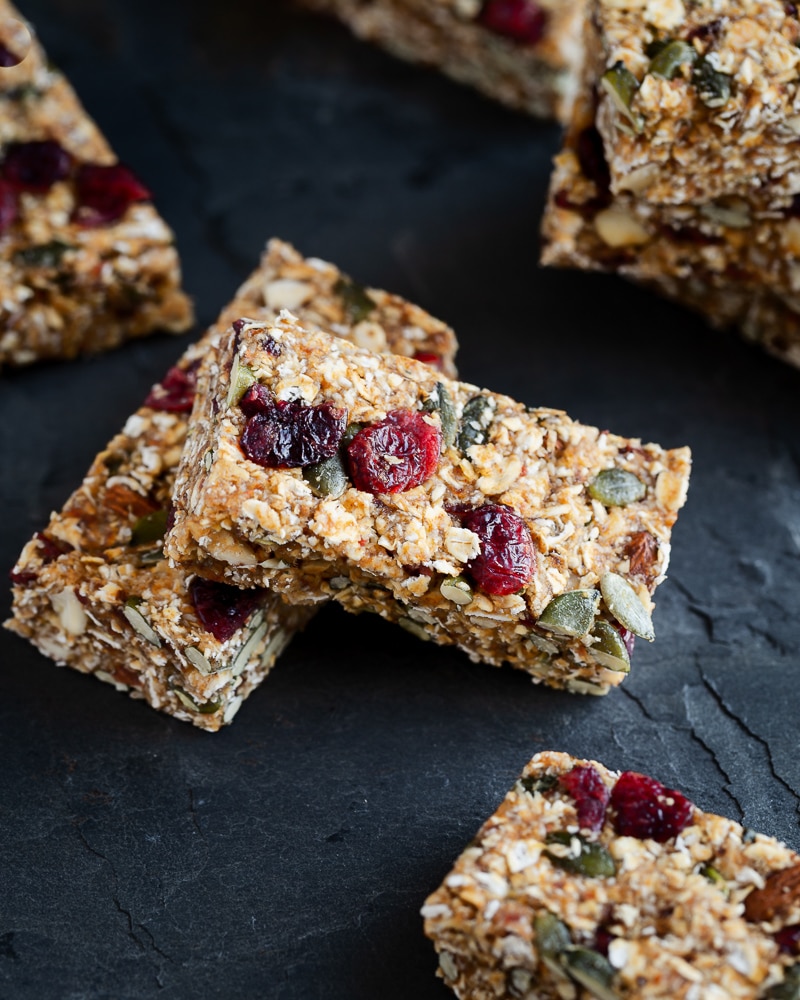 Ces barres énergie sans cuisson aux dattes sont un encas parfait pour les petites faims ! Sans cuisson, elles se préparent en 10 min !