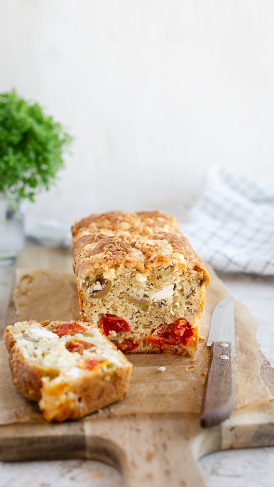 Ce cake tomates cerises olives et feta est la combinaison de saveurs parfaites pour l’été, que ce soit pour l'apéro ou pour le dîner !
