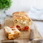 Ce cake tomates cerises olives et feta est la combinaison de saveurs parfaites pour l’été, que ce soit pour l'apéro ou pour le dîner !