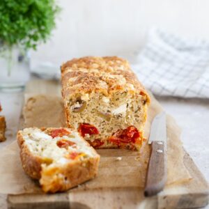 Ce cake tomates cerises olives et feta est la combinaison de saveurs parfaites pour l’été, que ce soit pour l'apéro ou pour le dîner !