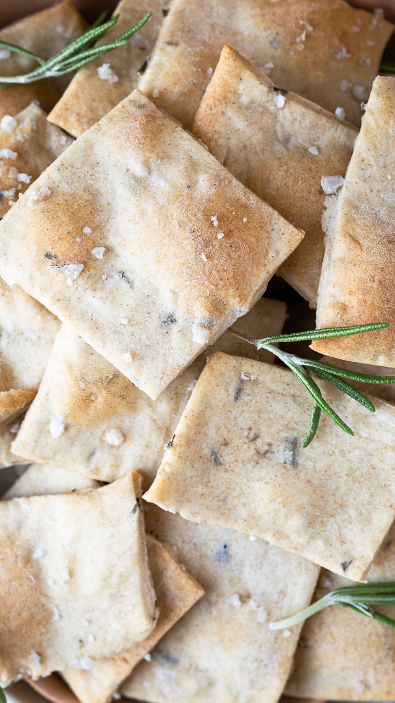 Ces crackers Gros Sel et Romarin maison sont très simples à faire et dépannent une soirée apéro en toute simplicité !