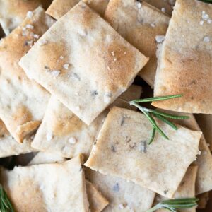 Ces crackers Gros Sel et Romarin maison sont très simples à faire et dépannent une soirée apéro en toute simplicité !