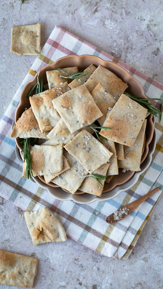 Ces crackers Gros Sel et Romarin maison sont très simples à faire et dépannent une soirée apéro en toute simplicité !
