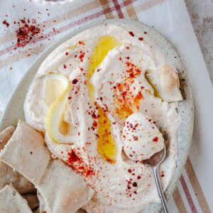 A la fois ferme et crémeuse, cette Crème de feta pimentée est faite pour vos apéros d'été et pour vos tartines !